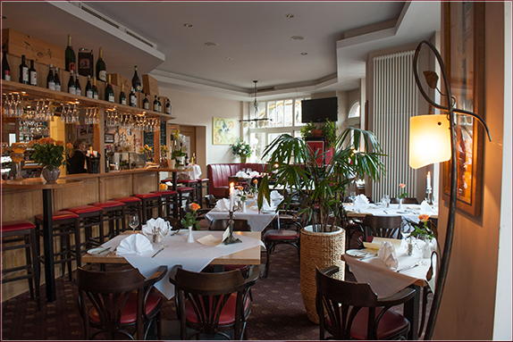 Bar und Gastraum
